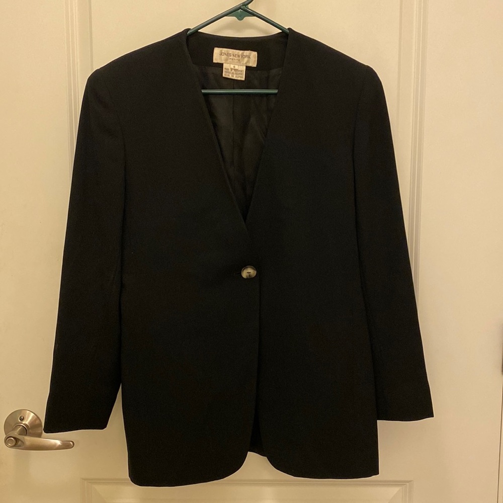 Vintage early 90s Jones New York black blazer. Size 8. Slightly padded shoulders
